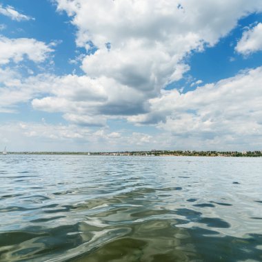 Nehir kapanıyor ve üzerinde dramatik bulutlar var.