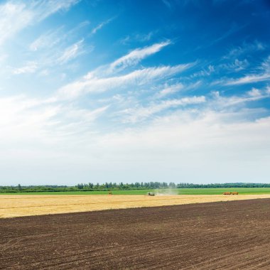 tarım alanları ve bulutlu mavi gökyüzü