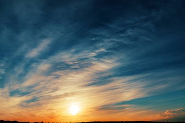 Karanlık bulutlu gökyüzünde gün batımı