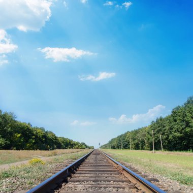 Demiryolu ufukta mavi gökyüzünde bulutlarla