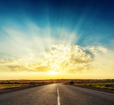 Asfalt yolda güzel bir günbatımı