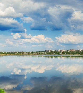 Gökteki alçak bulutlar ve nehirdeki yansımaları