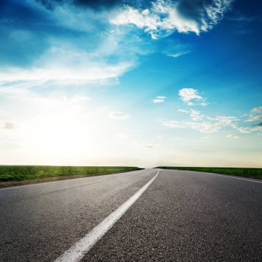 Gün batımında ufka giden yol