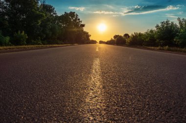 Gün batımında yol kapanır