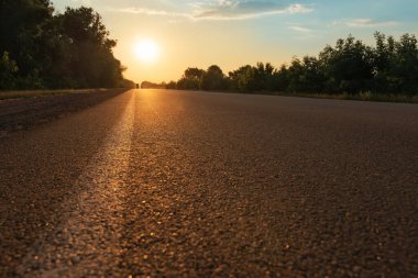 Güneş asfalt yolda. Fotoğraf merkezinde yumuşak odak