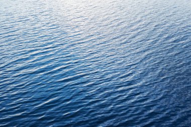 mavi deniz arka planında güneş yansımaları