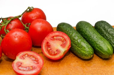 Gemide kırmızı domates ve yeşil salatalık var. beyaz arkaplan