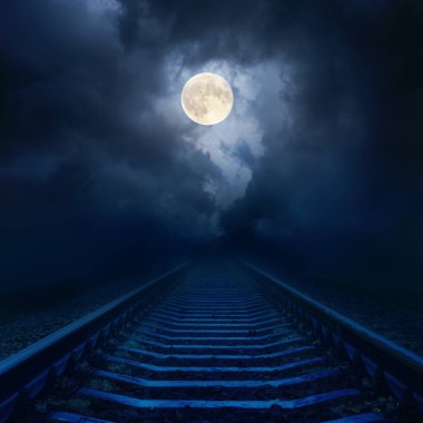 Gece gökyüzünde dolunay Demiryolu üzerinde bulutlarla
