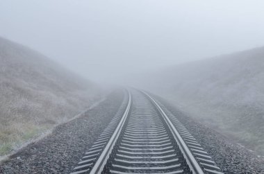 Demiryolu sisli ufukta kaybolur.