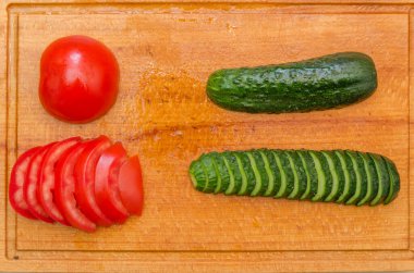 Tahtada domates ve salatalık dilimleri