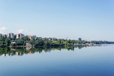 Nehir manzarası ve mavi gökyüzü ve ufuktaki şehir. Ukrayna, Mykolaiyv şehri, Pivdenny Nehri...