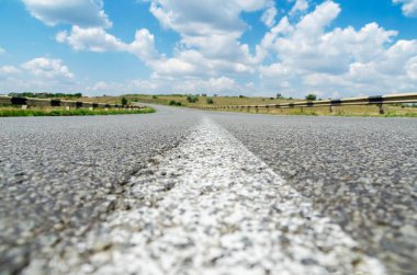 Beyaz çizgi asfalt yolda, yakın plan. yumuşak odak
