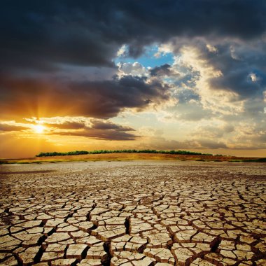 Gün batımında kuraklık. Çölde dramatik bir gökyüzü. Climat değiştir