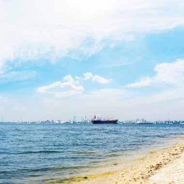 Mavi nehir gemi ile kapanıyor ve mavi gökyüzü bulutlarla