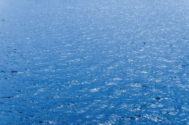 Mavi deniz arka planı. en üstteki görünüm.
