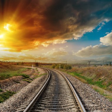 Demiryolu üzerinde güzel turuncu gün batımı