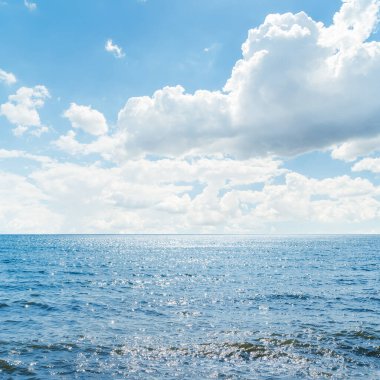 Mavi gökyüzünde bulutlar