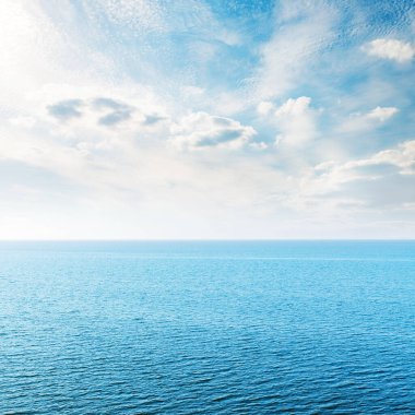 Gün batımında mavi deniz ve bulutlar