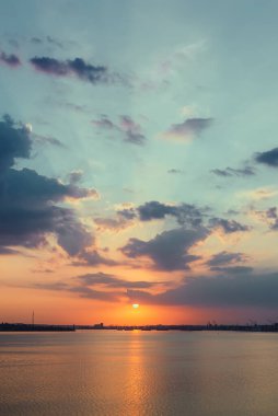 Bulutların üzerinde turuncu gün batımı