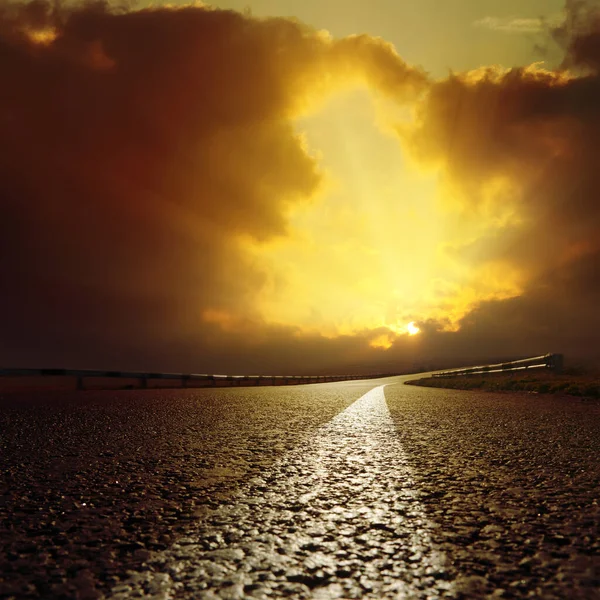 Asphalt Road Goes Light Clouds Sunset Time — Stock Photo, Image