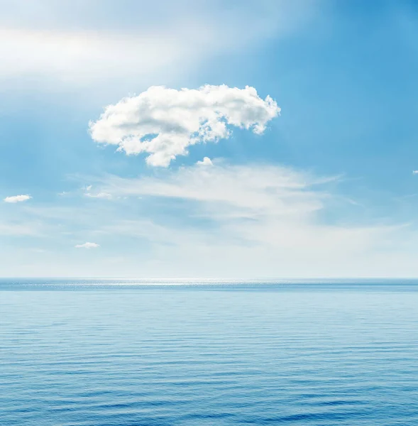 Blaues Meer Und Weiße Wolken — Stockfoto