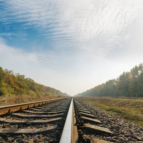 Céu Azul Com Nuvens Pôr Sol Sobre Ferrovia — Fotografia de Stock