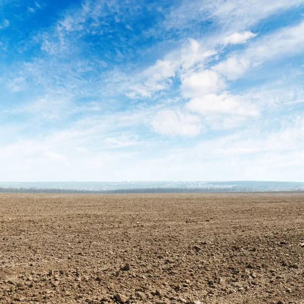 Campo Arato Agricolo Nuvole Cielo Blu Esso — Foto Stock