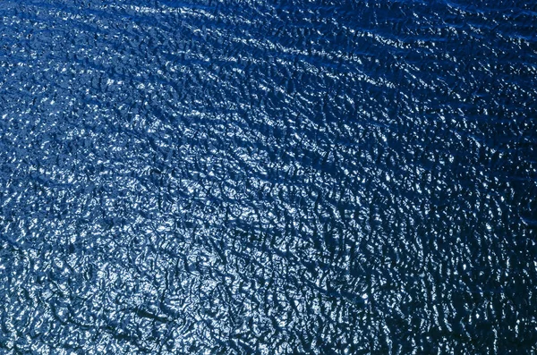 Niebieska Woda Odbiciami Słońca Jako Tłem — Zdjęcie stockowe