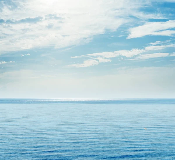 Modré Moře Mraky Obloze Nad Ním — Stock fotografie