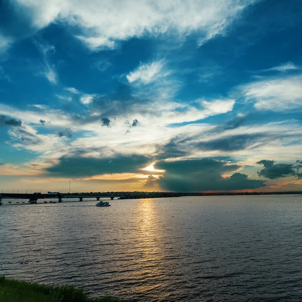 Dramatyczne Chmury Zachodzie Słońca Nad Rzeką — Zdjęcie stockowe