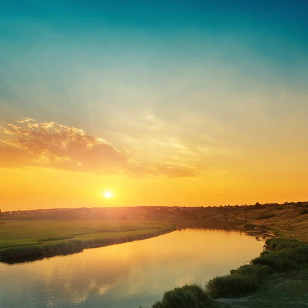 Turuncu Gökyüzünde Gün Batımı Nehirde — Stok fotoğraf