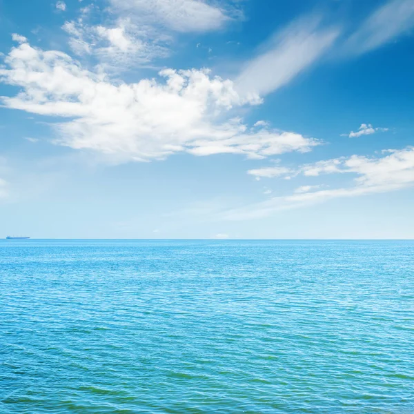 Голубое Море Белые Облака Небе — стоковое фото