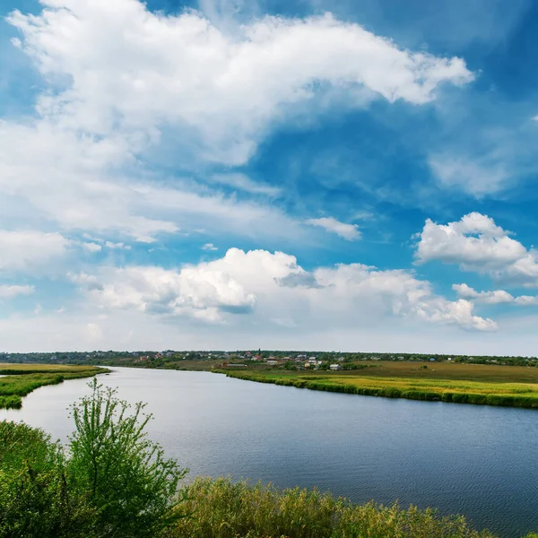 Nubes Bajas Sobre Río —  Fotos de Stock