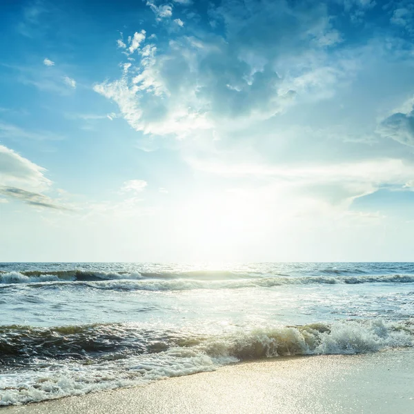 Morze Falami Błękitnym Niebem Zachodzie Słońca — Zdjęcie stockowe