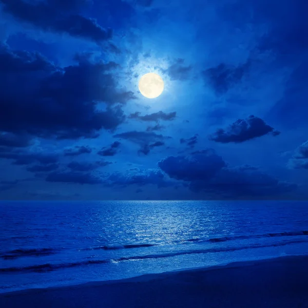 Luna Piena Cielo Nuvoloso Mare Con Riflessi — Foto Stock