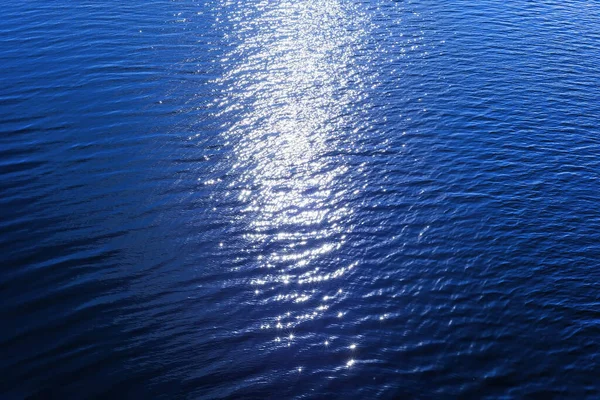 Vista Aérea Para Água Azul Com Reflexos Sol Como Fundo — Fotografia de Stock