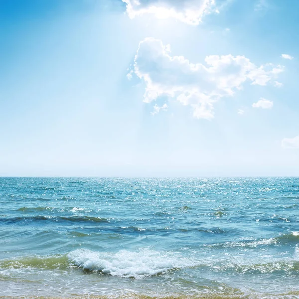 Blauwe Lucht Met Wolken Zon Boven Zee Reflecties — Stockfoto