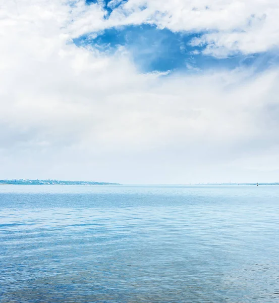 Üzerinde Mavi Nehir Bulutlu Gökyüzü Olan Bir Manzara — Stok fotoğraf