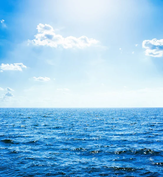 Aguas Azules Profundas Mar Sol Con Nubes Cielo —  Fotos de Stock