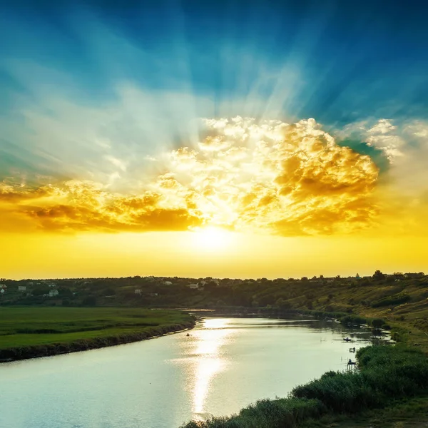 Coucher Soleil Jaune Vif Dans Les Nuages Sur Rivière — Photo