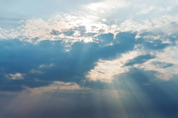 雲の中から太陽の光 — ストック写真