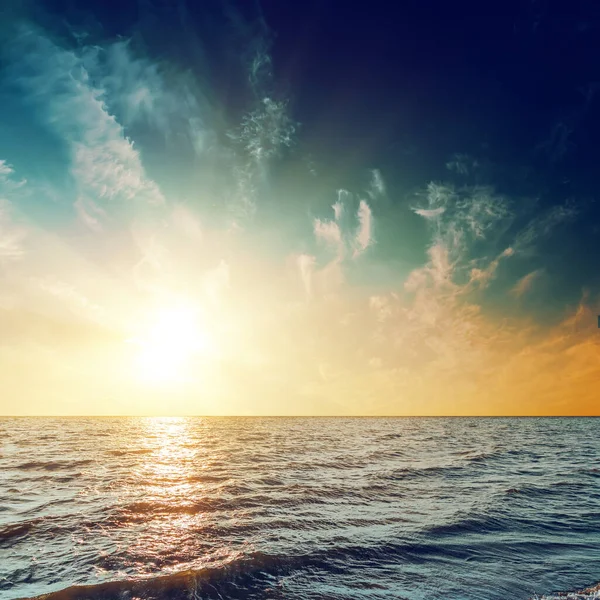 Solnedgång Mörk Himmel Över Havet Med Reflektioner — Stockfoto