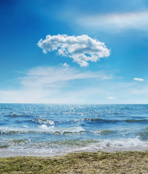 Mer Avec Tissage Nuage Dans Ciel Bleu Dessus — Photo