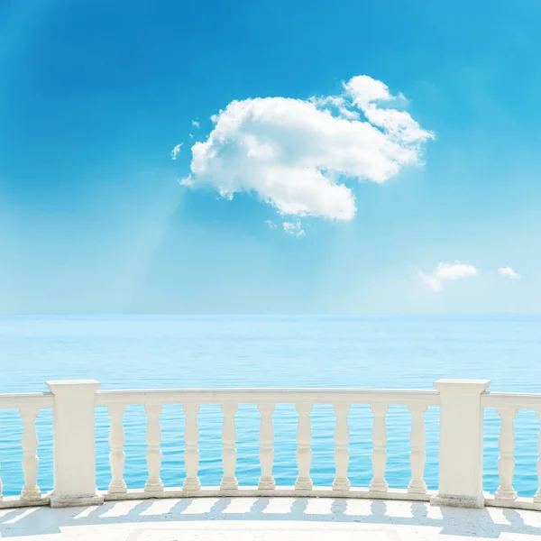 Balcón Cerca Del Mar Nube Blanca Cielo Azul Sobre —  Fotos de Stock
