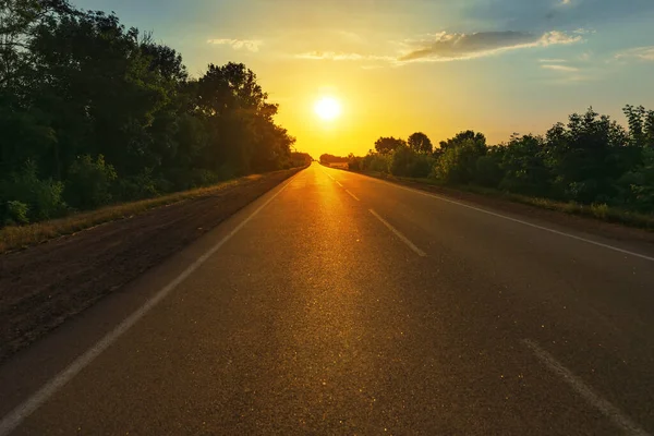 Gün Batımında Ufka Giden Yol — Stok fotoğraf