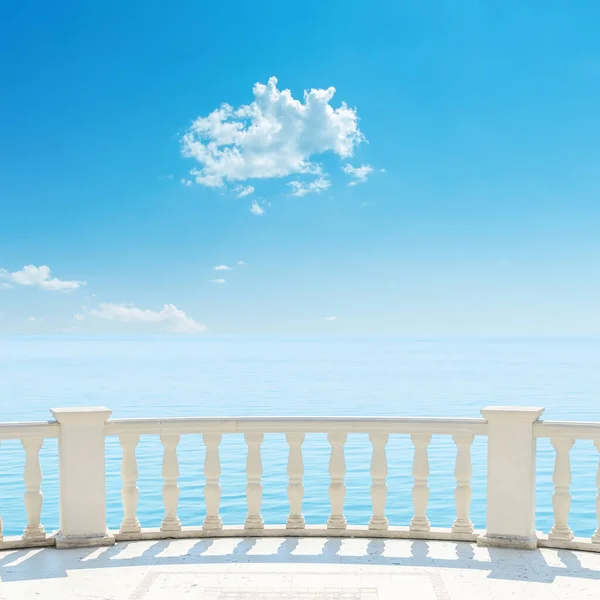 青い空と海の近くの白いバルコニー — ストック写真