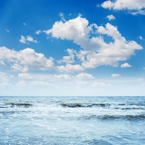Blauwe Lucht Met Golven Wolken Eroverheen — Stockfoto