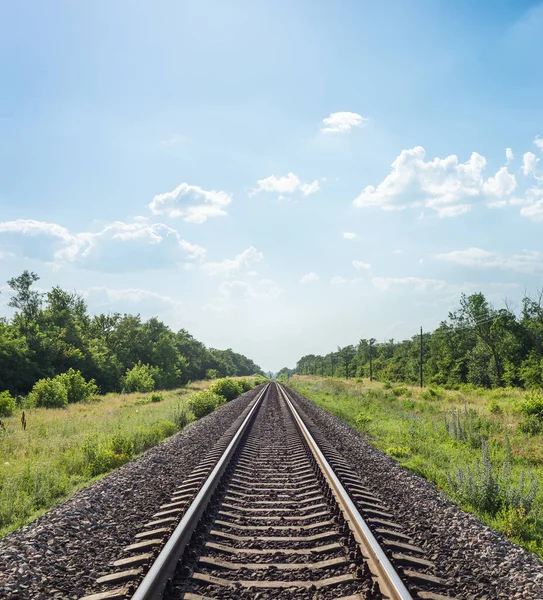 Železniční Silnice Horizontu Zelené Krajině Pod Modrým Nebem Mraky — Stock fotografie