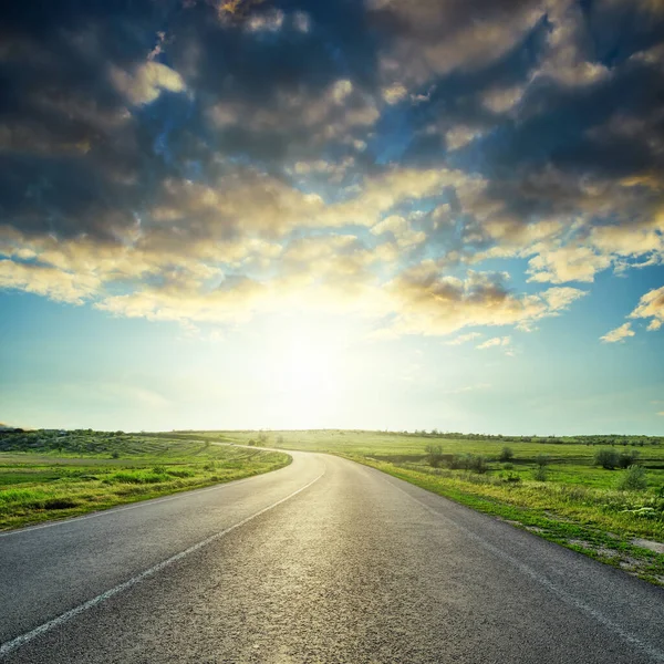 Coucher Soleil Dans Des Nuages Spectaculaires Sur Route Asphaltée — Photo