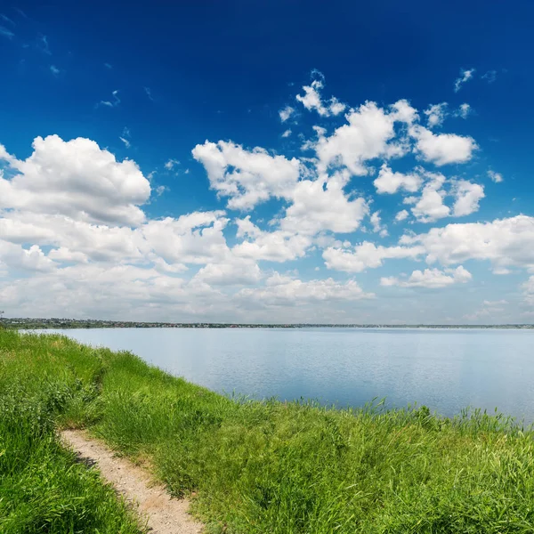 Herbe Verte Colline Sur Rivière Les Nuages Dans Ciel Bleu — Photo